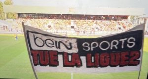 Una pancarta contra Bein Sports en medio de un partido de la Ligue 2.