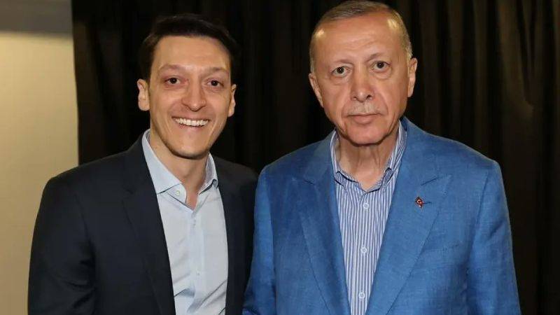Özil ingresa a la política turca de la mano de Erdogan