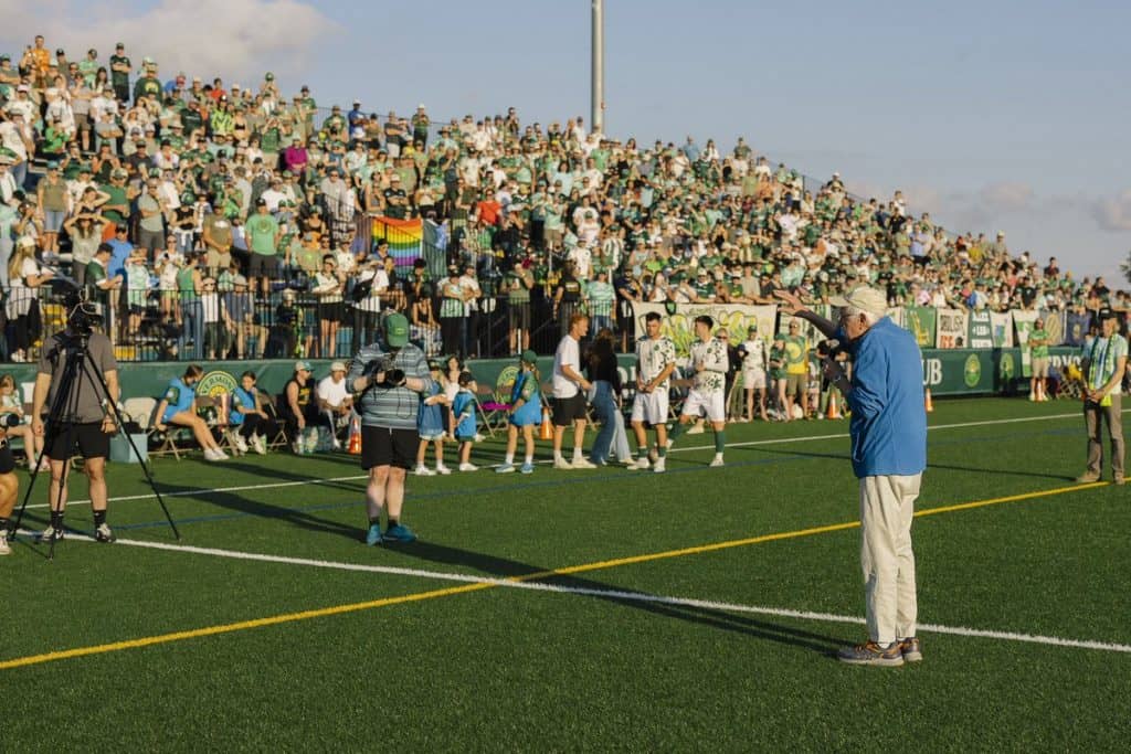 Bernie Sanders dando un discurso frente a los hinchas del Vermont Green FC.