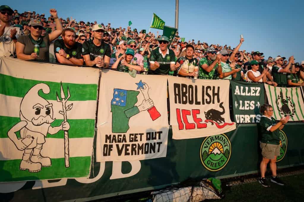 Pancartas contra el ICE y Donald Trump son vistas constantemente en la tribuna del Vermont Green FC.