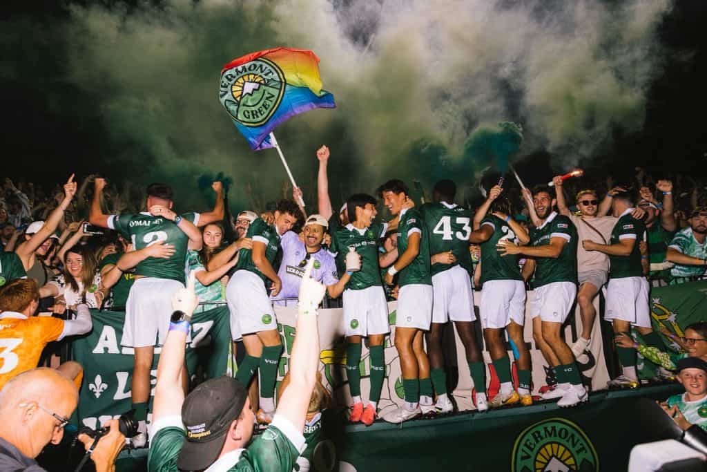 Los jugadores del Vermont Green FC celebran el título de la USL League Two junto a su público.