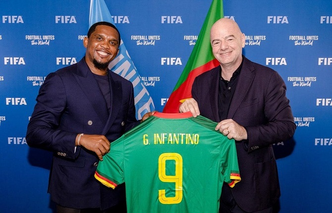 Samuel Eto'o junto a Gianni Infantino.