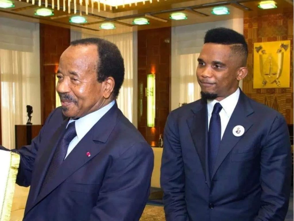 Samuel Eto'o junto a Paul Biya, presidente de Camerún
